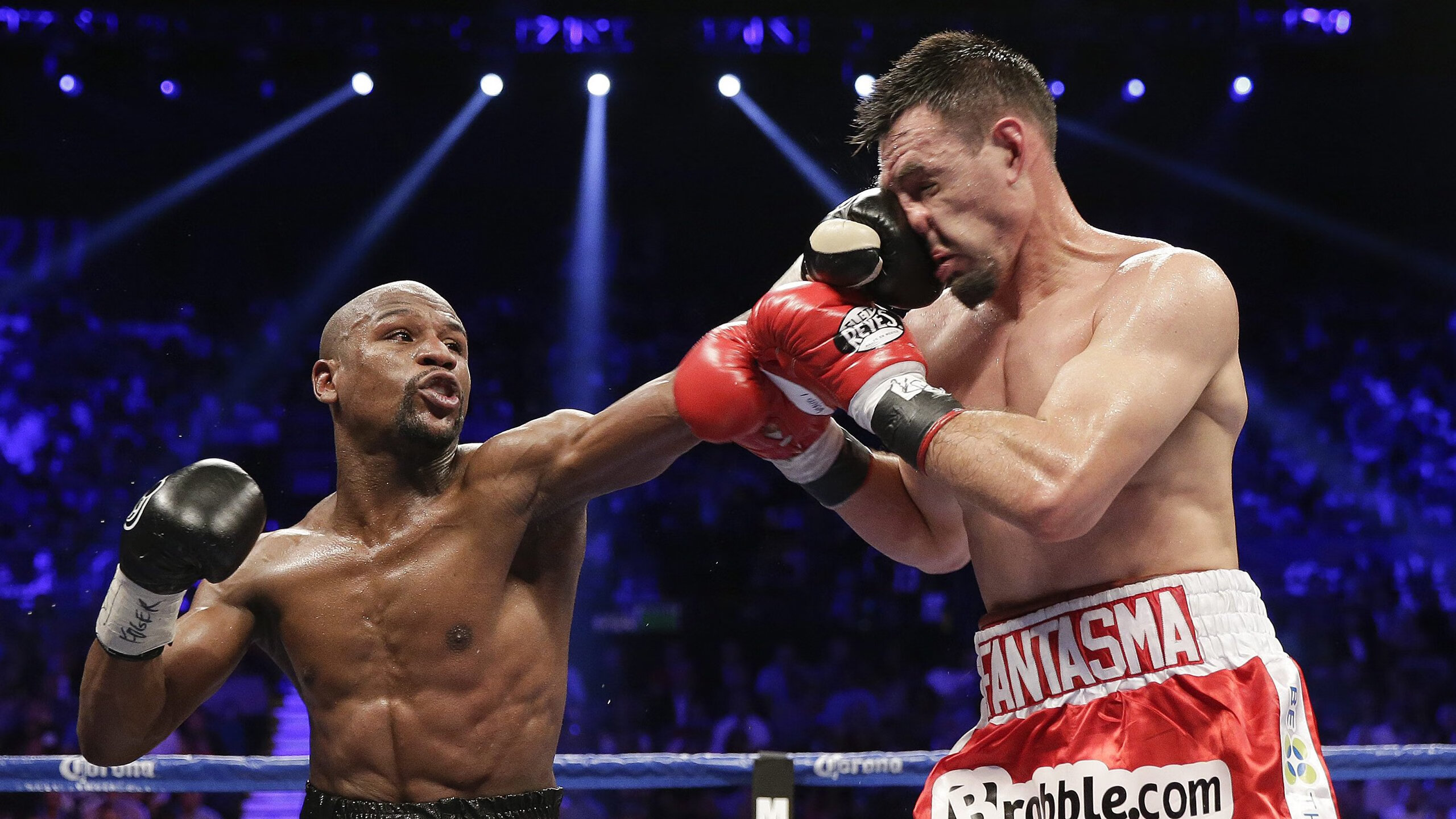 暗夜铸剑，莱万在沉默中完成致命一击