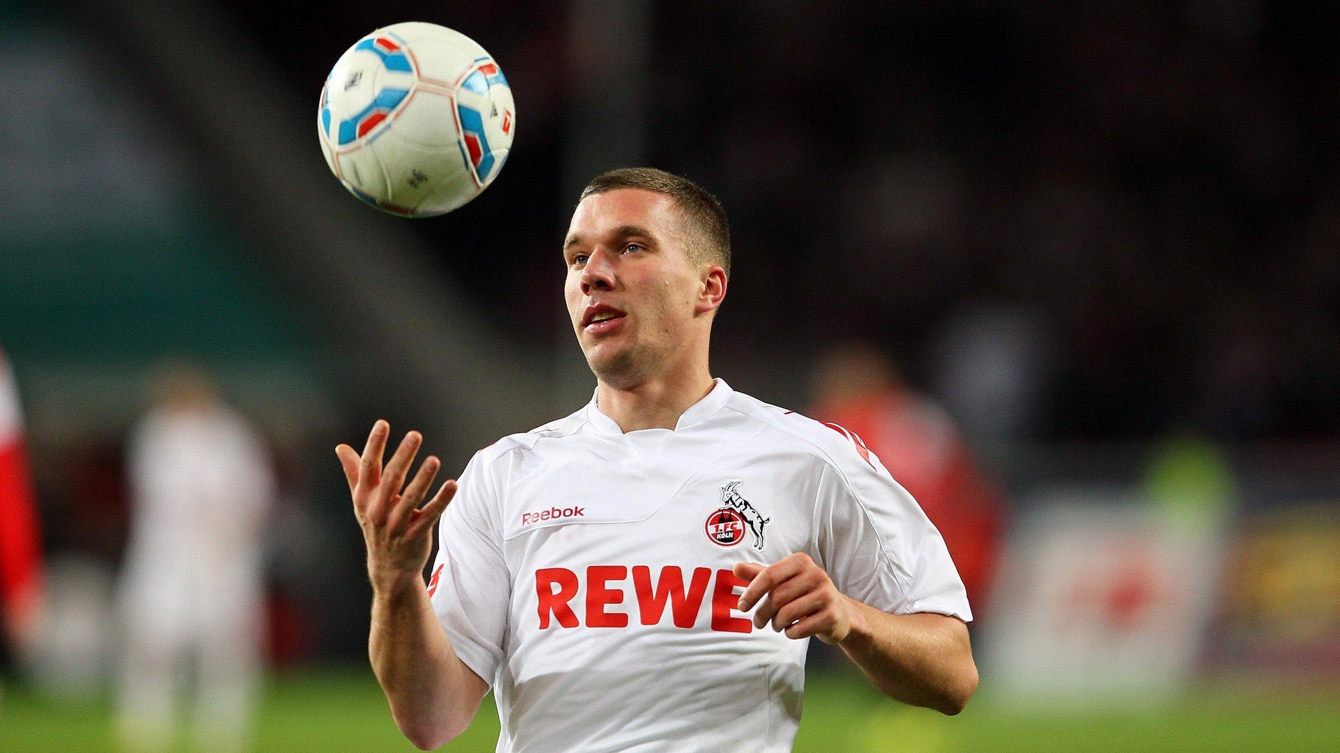 皮克一记妙传，冰岛防线瞬间崩塌，勒沃库森如何用非典型战术撕开北欧铁幕